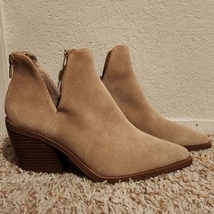 Vince Camuto Suede Bibestie Western Ankle Boots. Size 9 Tan